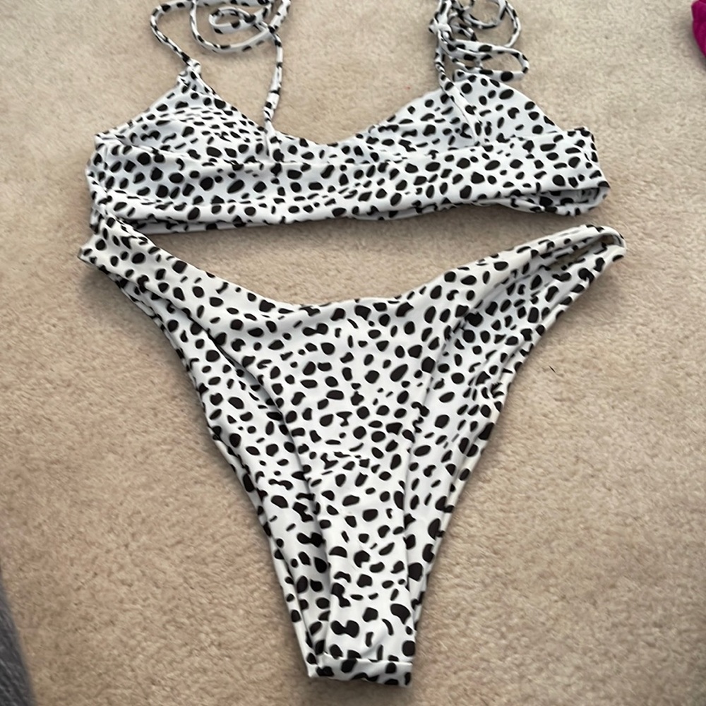 Cheeky bikini with tie over the shoulder and breast pads.